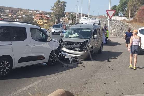 Dos vehículos sufren importantes daños en una colisión frontal en Telde/TA.
